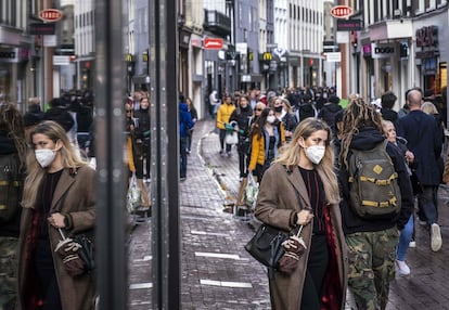Ciudadanos con mascarillas en el centro de Ámsterdam, el pasado domingo.