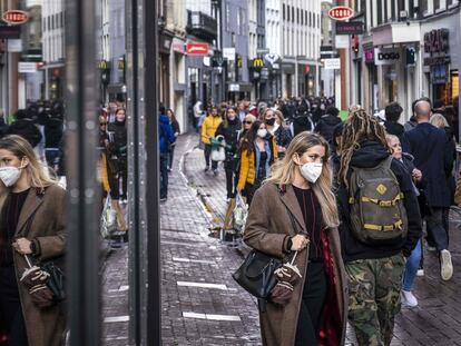 Ciudadanos con mascarillas en el centro de Ámsterdam, el pasado domingo.