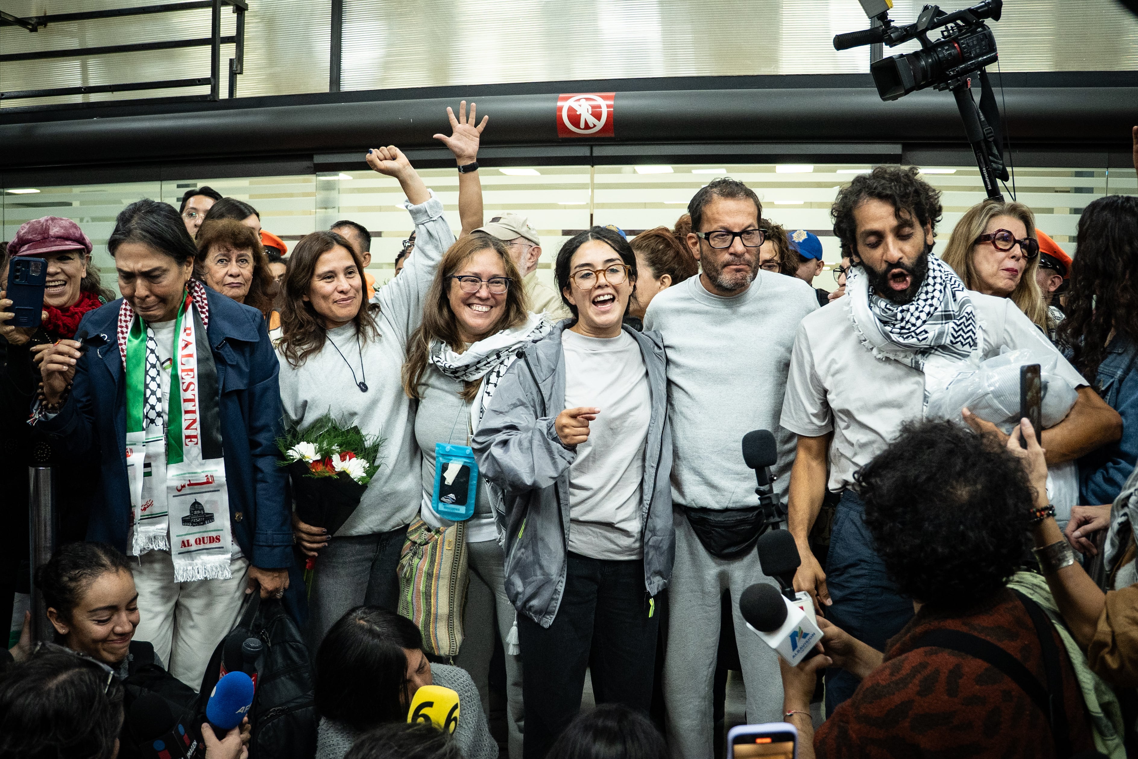 Llegada de integrantes mexicanos de la Global Summud Flotilla a Ciudad de México.