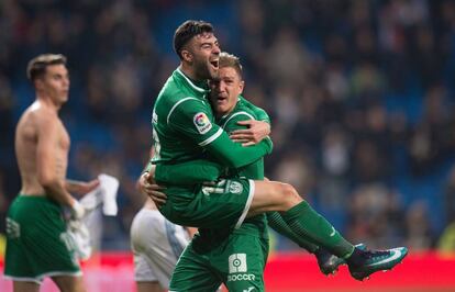 Diego Rico y Raúl García celebran el pase.