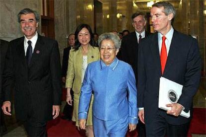 Wu Yi, viceprimera ministra china, acompañada de representantes de la Administración de EE UU ayer en Pekin.