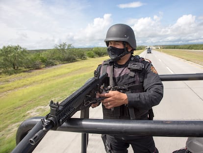 Miembros de la policía estatal del estado de Nuevo León "Fuerza Civil"  realizan un patrullaje en el tramo de la carretera Monterrey - Nuevo Laredo.