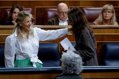 La vicepresidenta segunda y Ministra de Trabajo y Economía Social, Yolanda Díaz, saludaba a la ministra de Justicia, Pilar Llop, durante la sesión de control al Gobierno, este miércoles en el Congreso. 
