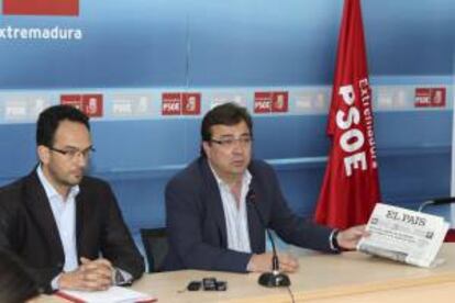 El secretario federal de Relaciones Institucionales, Políticas y Autonómicas del PSOE, Antonio Hernando (i), y el secretario general del PSOE extremeño, Guillermo Fernández Vara, durante una rueda de prensa que han ofrecido en Mérida. EFE/Archivo