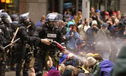 Policías y manifestantes debaten ideas durante la Conferencia de la OMC en Seattle (1999).