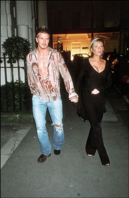 David y Victoria, a la salida del Embassy Club, en Londres, en mayo de 2002. La pareja se convierte en la favorita de los diseñadores gracias a su falta de complejos y su amor indisimulado hacia las marcas de lujo. El periodista Mark Simpson asocia por primera vez el término ‘metrosexual’ a la figura del jugador en un artículo de Salon.com. Ha nacido una estrella (de la moda).