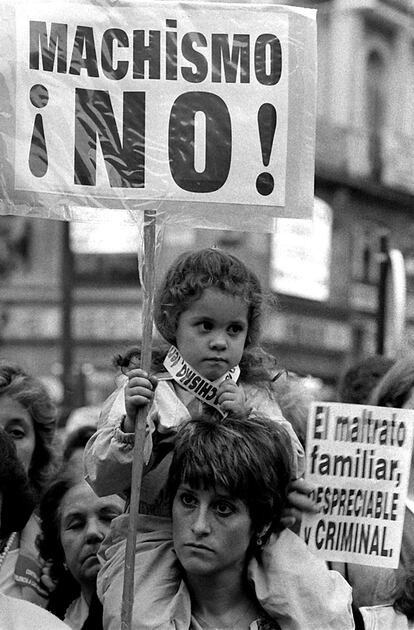 En 1998 las asociaciones de vecinos en Madrid movilizan a más de 11.000 ciudadanos para denunciar la violencia y los malos tratos. La policía acreditó a voluntarios con un carné para asesorar a las víctimas y denunciar cada caso que conocieran.