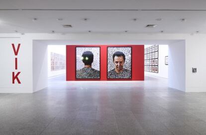 Muestra de Vik Muniz, con su autorretrato de cara y de cogote hecho con recortes de fotos de revistas, en el Museo de la Colección Berardo, en Lisboa