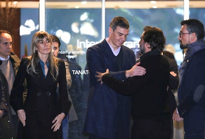 El presidente del Gobierno, Pedro Sánchez, y su esposa Begoña Gómez, charlan con a Luis Arroyo Martínez, presidente del Ateneo de Madrid.