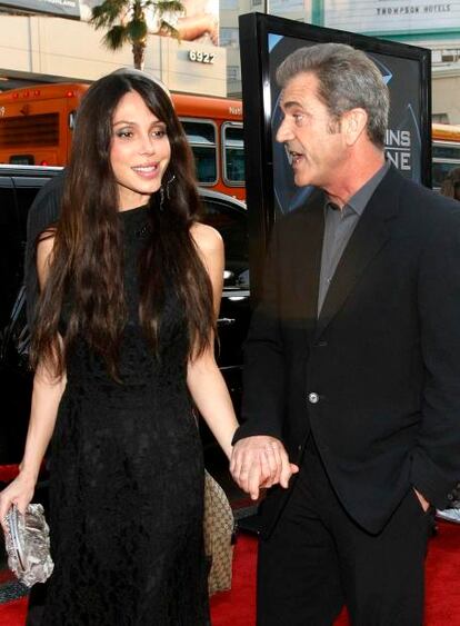 Mel Gibson y su novia, Oksana Grigorieva, han sido padres de una niña a la que llamarán Lucía. Según el portal radaronline.com, el parto tuvo lugar el pasado viernes y madre e hija se encuentran bien y ya en su casa. Gibson, de 53 años, anunció el pasado mayo el embarazo de Grigorieva, cantante y pianista de 39 años, quien tiene otro hijo de su anterior relación con el actor Timothy Dalton. Entonces, el cineasta dijo que ya había comunicado la noticia a su todavía mujer desde hace 28 años, Robyn, con la que un mes antes había iniciado los trámites de divorcio, y madre de sus siete hijos.