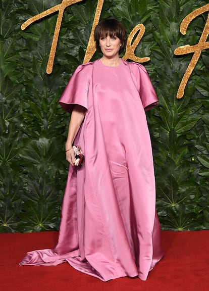 Kristin Scott Thomas optó por este modelo voluminoso de Valentino.