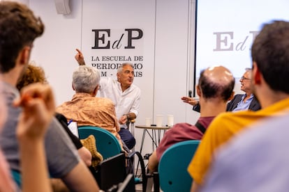 El periodista Jon Sistiaga conversa con Javier Moreno. 