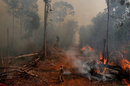 Un bombero de la operación ABAFA Amazonia apaga un incendio en un bosque en la ciudad de Uniao do Sul, en Mato Grosso (Brasil), el 4 de septiembre de 2019. Según el INPE, unas imágenes satelitales obtenidas desde el 15 de agosto evidencian 9.507 incendios nuevos en Brasil, la mayoría de ellos en la región amazónica, razón por la que varias zonas del país se vieron cubiertas de humo.