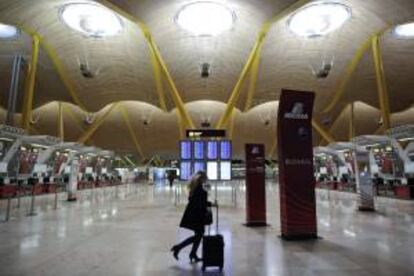 Vista del interior de la terminal T4 del aeropuerto de Barajas, en Madrid. EFE/Archivo