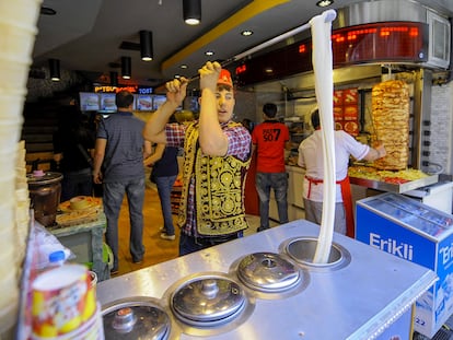 Un vendedor de helado en la avenida Istiklal de Estambul.