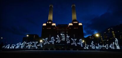 La obra 'Run Beyond', del artista italiano Angelo Bonelloi,s vista desde enfrente de la central eléctrica de Battersea a orillas del río Támesis en Londres (Reino Unido). El festival de la luz en esta central eléctrica durará hasta el domingo 27 de febrero.