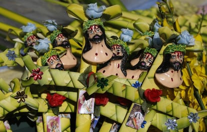 Cruces decorativas hechas con hojas de palma son puestas a la venta fuera de una iglesia en El Alto (Bolivia) para celebrar el Domingo de Ramos.