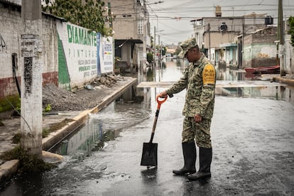 Un soldado limpia una calle inundada en la colonia Culturas de México, Chalco, en de agosto de 2024.