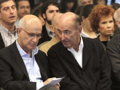 Josep Antoni Duran Lleida, acompañado del ex diputado Miquel Roca en el acto celebrado en Barcelona.
