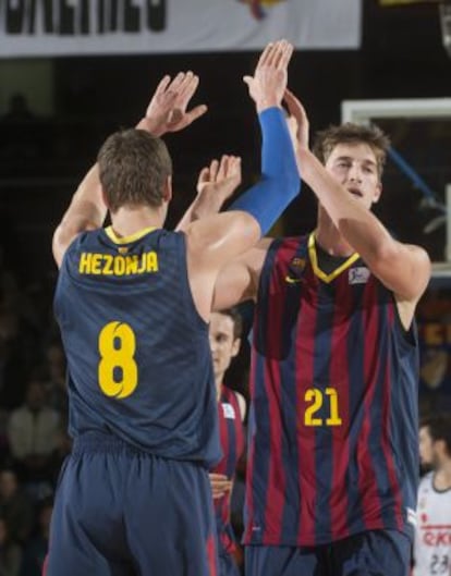 Hezonja y Pleiss, durante el choque.