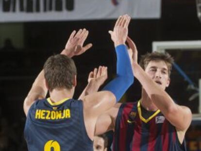 Hezonja y Pleiss, durante el choque.