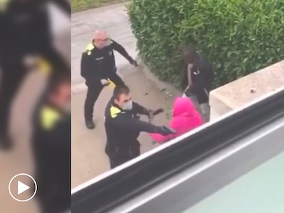 Imagen del vídeo de la agresión de dos policías a un presunto ladrón.