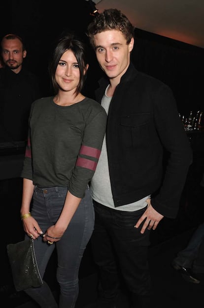 El actor y modelo inglés Max Irons, con una acompañante.