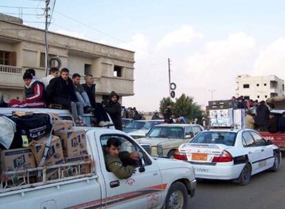 Palestinos de Gaza son transportados en camiones para pasar de Rafah a Al-Arish en el lado egipcio después de cruzar los límites con la Franja.