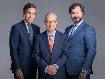 De izquierda a derecha: Enrique Ceca (socio director de laboral), Esteban Ceca Magán (fundador y presidente de honor), y Esteban Ceca (socio director de la firma).