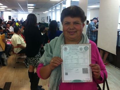 Martha González Ceballos, con su acta de nacimiento, en el Consulado de México en Santa Ana, California.