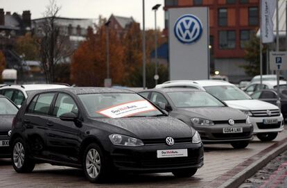 Coches de Volkswagen aparcados en las afueras de un concesionario en Londres. REUTERS/Suzanne Plunkett