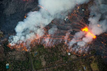 Vista aérea de la erupción de una nueva fisura en Leilani Estates, lo que ha comenzado a afectar a viviendas y propiedades, cerca de Pahoa, Hawái (EE UU).