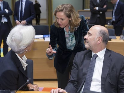 Christine Lagarde, presidenta del Banco Central Europoeo, charla con Nadia Calviño, ministra de Economía y Empresa, el pasado 7 de noviembre.  
