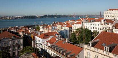 Vista del río Tajo desde la terraza del hotel Bairro Alto, en Lisboa.