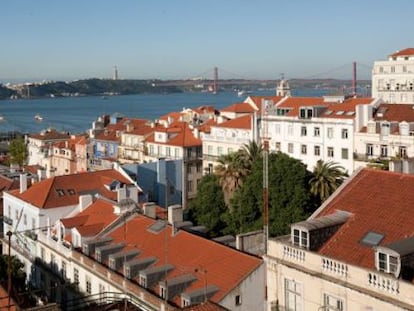 Vista del río Tajo desde la terraza del hotel Bairro Alto, en Lisboa.