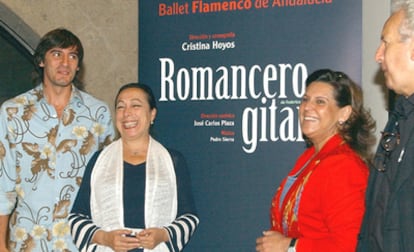 La Consejera de Cultura, Rosa Torres (2d), El Junco (i), primer bailarín del Ballet, Cristina Hoyos (2i), directora del Ballet Flamenco de Andalucía, y José Carlos Plaza (d), director de escena, durante la presentación del <i>El Romancero Gitano</i>.