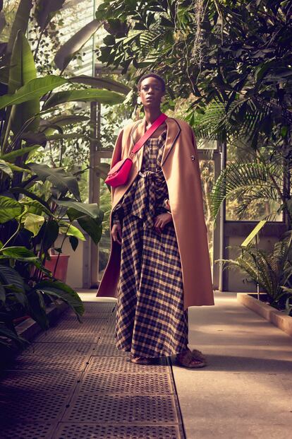 Vestido de cuadros de Loewe, abrigo cruzado de Hermès, brazalete y bolso Insignia de CH Carolina Herrera y sandalias de pelo 
de Simone Rocha.