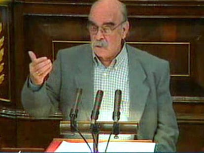 El diputado de la Chunta Aragonesista, José Antonio Labordeta, se enfrenta al ministro de Fomento, Álvarez Cascos, durante una intervención en el Congreso de los Diputados en marzo de 2003.