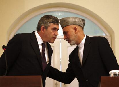 Brown (izquierda) y Karzai, en una rueda de prensa en Kabul.