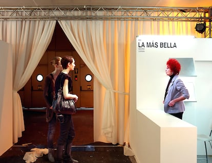 Una de las fotos de la exposicin: la de la galerista Juana de Aizpuru junto al letrero La ms bella. Ella es imprescindible para la propia existencia de ARCO.