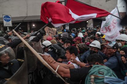 La policía se enfrenta con manifestantes durante protestas contra la presidenta Dina Boluarte, el pasado miércoles en Lima.