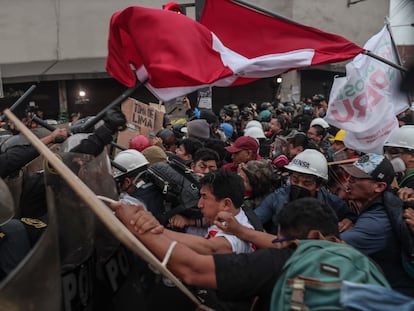 La policía se enfrenta con manifestantes durante protestas contra la presidenta Dina Boluarte, el pasado miércoles en Lima.