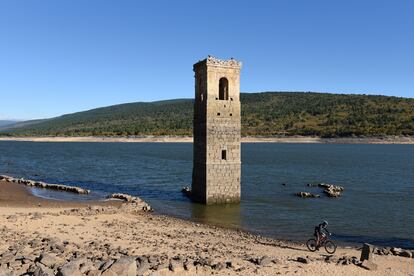 El campanario de la iglesia del pueblo de La Muedra en el embalse
de la Cuerda del Pozo, en el término municipal de Vinuesa.