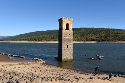 El campanario de la iglesia del pueblo de La Muedra en el embalse 
de la Cuerda del Pozo, en el término municipal de Vinuesa.