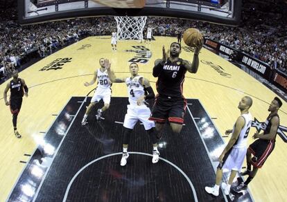 LeBron entra a canasta durante un duelo de la final.