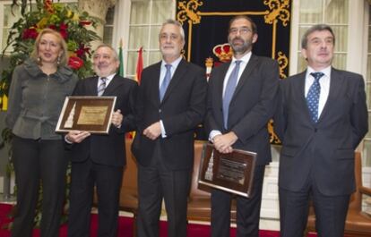 El presidente de la Junta de Andalucía, José Antonio Griñán; el delegado del Gobierno en Andalucía, Luis García Garrido y la presidenta del Parlamento andaluz, Fuensanta Coves junto a los galardonados con los VI Premios "Plaza de España" el Alcalde de Córdoba, Andrés Ocaña por el Festival de Guitarra de Cordoba y el presidente de la Asociación de la Prensa de Cádiz, Fernando Santiago, dentro de los actos conmemorativos del XXXIII Aniversario de la Constitución Española.
