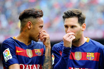Messi y Neymar conversan durante el partido.