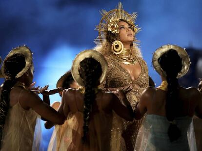 La cantante Beyoncé durante una presentación en la ceremonia de los Premios Grammy el 12 de febrero de 2017 en Los Angeles.
