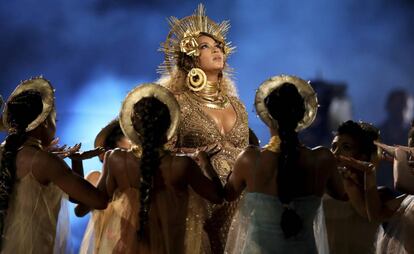 La cantante Beyoncé durante una presentación en la ceremonia de los Premios Grammy el 12 de febrero de 2017 en Los Angeles.