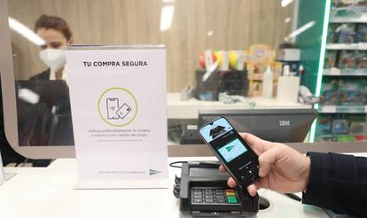 Una persona paga con tarjeta en la sección de juguetería infantil del Corte Inglés Preciados, Madrid (España).